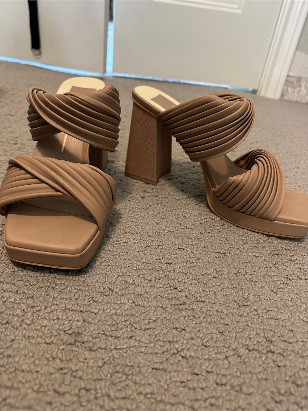 Dolce vida Women’s Tan Strappy Block Heel Mules- size 9